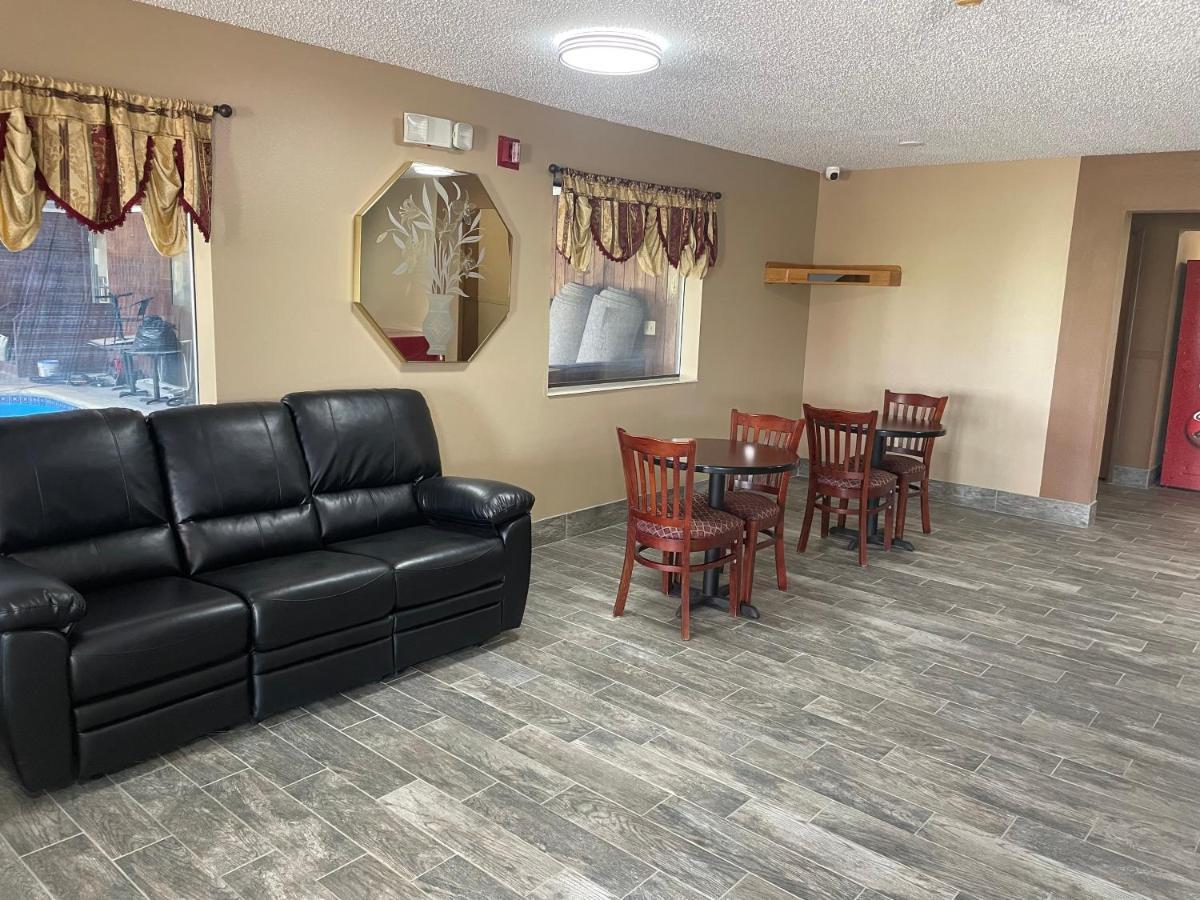 Designer Inn And Suites Toledo Exterior photo