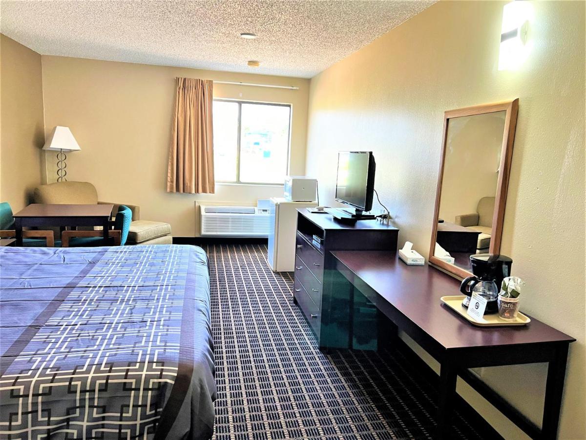 Designer Inn And Suites Toledo Exterior photo