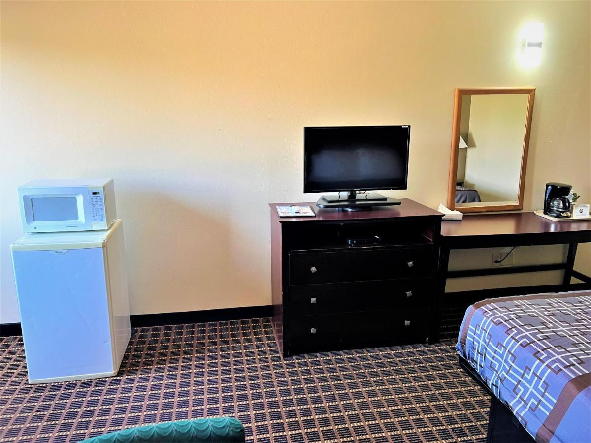 Designer Inn And Suites Toledo Exterior photo