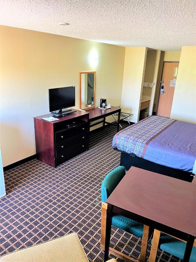 Designer Inn And Suites Toledo Exterior photo